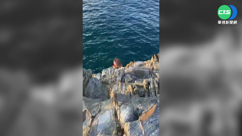 新北貢寮釣客落海 套救生圈拉繩索保命