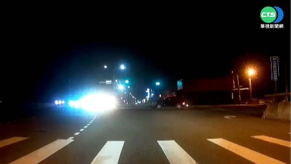 轎車搶快闖紅燈 救護車遭撞翻釀3傷