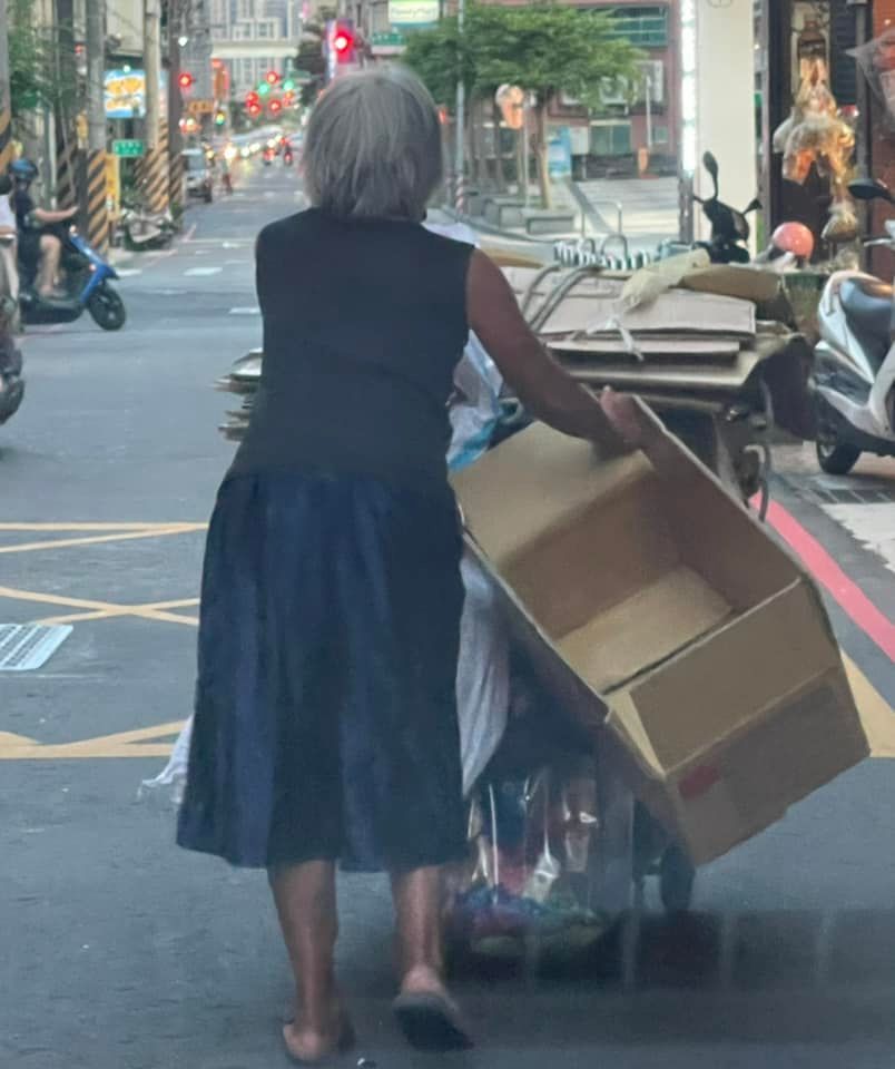 拾荒嬤紙箱掉滿地釀塞車 「1舉動」卻讓一排車主後悔了！