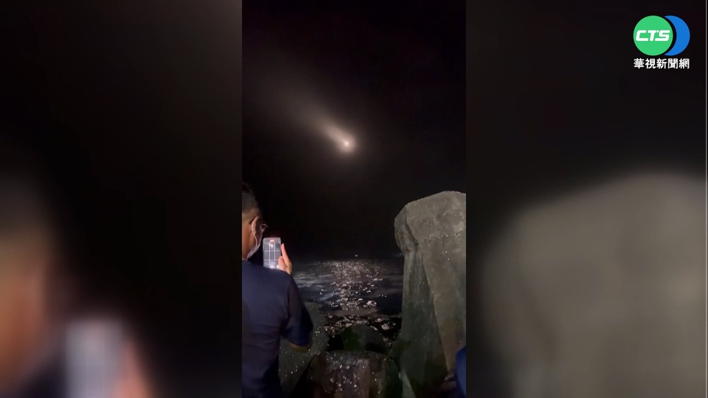 台東2男2女颱風天衝浪 1男被捲走幸獲救