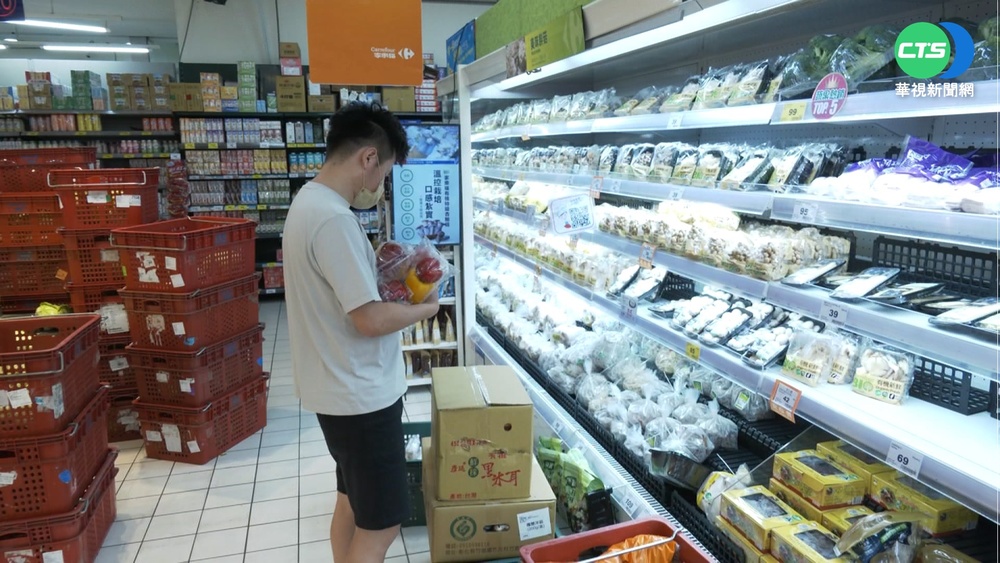 颱風來襲民眾賣場補貨 泡麵.蔬果銷量最好