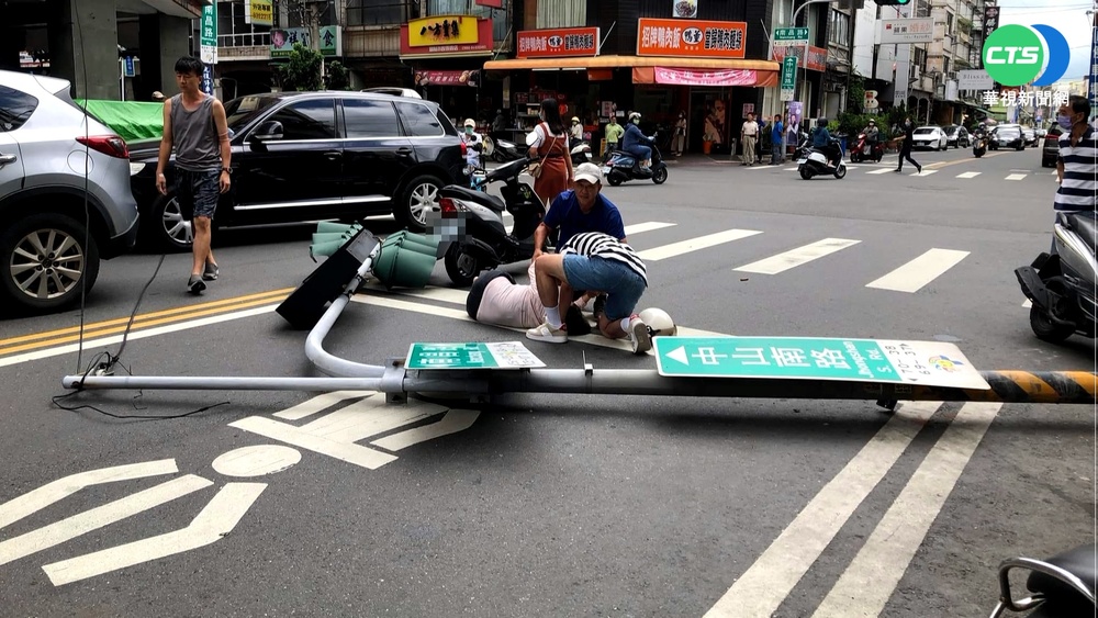 強風襲中部路樹斷.號誌倒 2騎士受傷