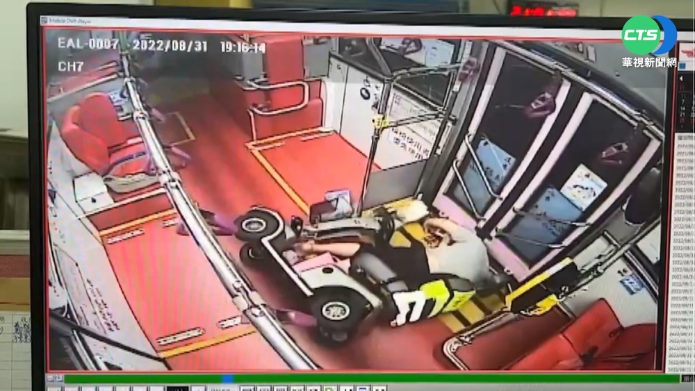 身障人士搭公車 連人帶"電動車"重摔撞頭