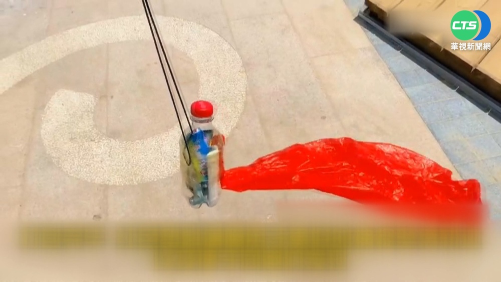 得寸進尺! 中共無人機空投垃圾還PO文挑釁