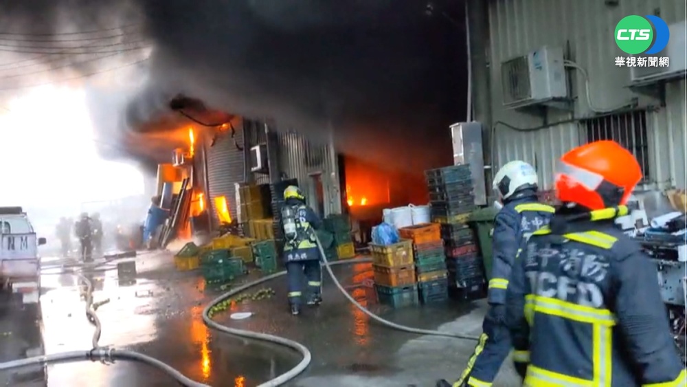 台中4工廠大火 風勢助長連燒恐損失千萬