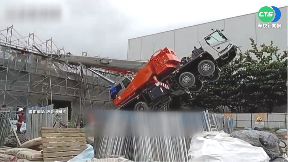 高雄路竹工地事故 起重機懸空翹高高