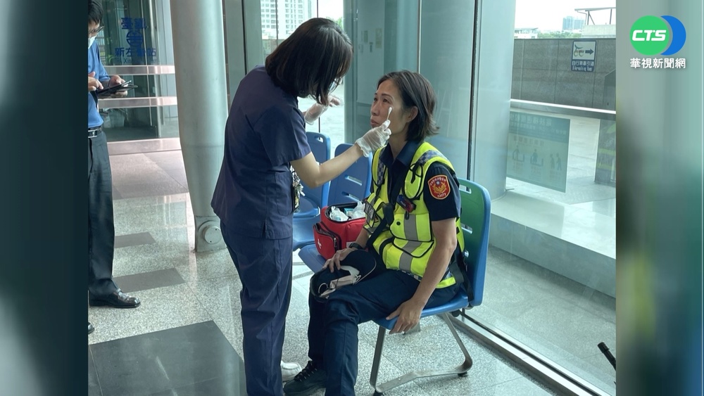 阿伯搭手扶梯腳卡踏板 女所長救人受傷