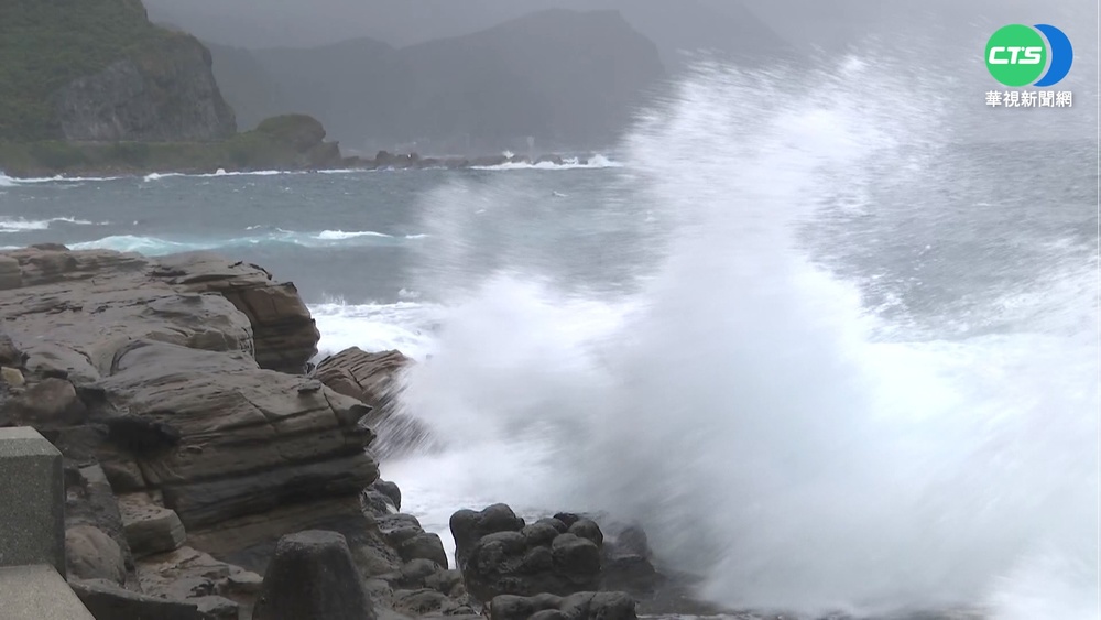 東北角掀巨浪 民眾"賭命"觀浪險遭吞噬