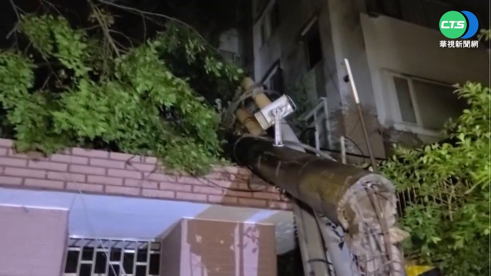 軒嵐諾"強大風力" 士林電線杆遭"攔腰折斷"