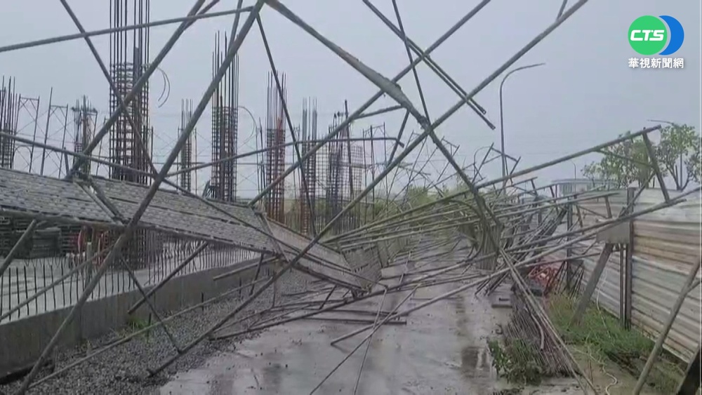 強風襲! 宜蘭工地鷹架倒塌 砸碎警車玻璃