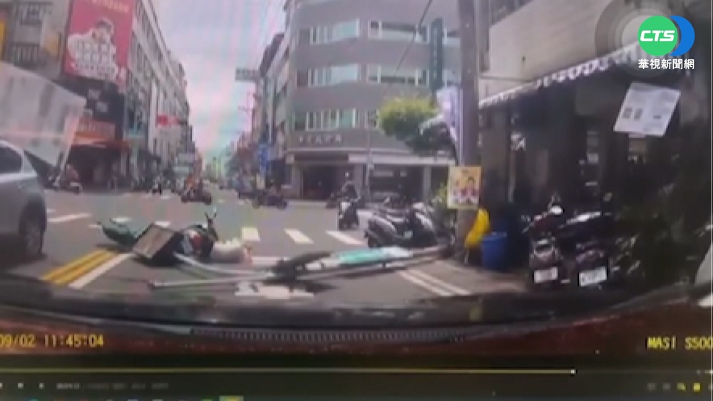 彰化強風吹倒紅綠燈 新手媽遭砸傷恐癱瘓