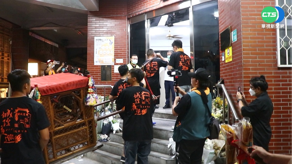 城隍爺夜巡衝派出所 為台南2殉職警"做主"