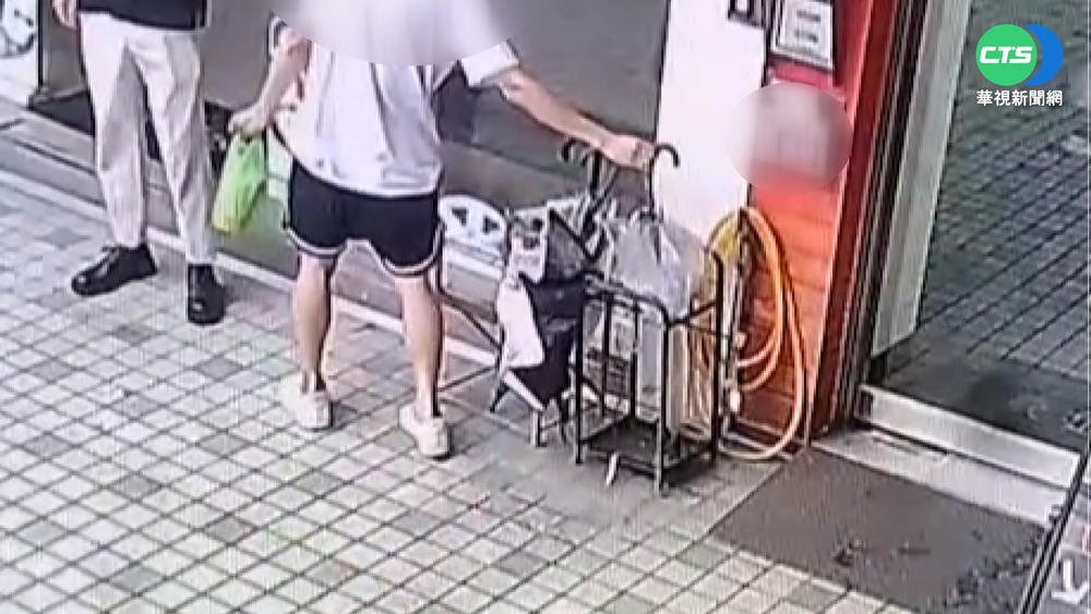 2男客隨手偷傘 店家公布監視器斥"不可取"