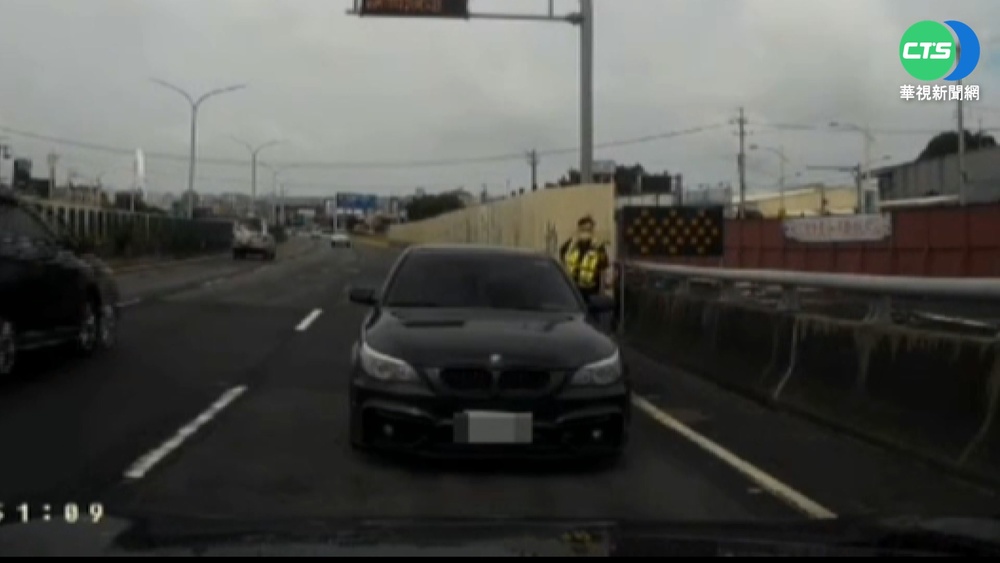 百萬轎車逆向狂飆 "倒退嚕"跑給警察追