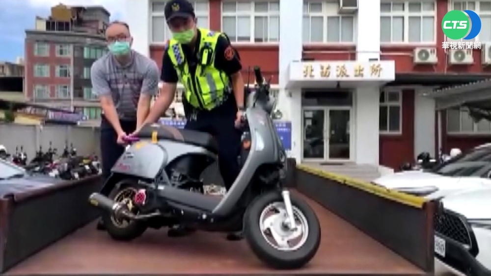 鬼切逆向還倒停 警一查:機車牌塑膠做的