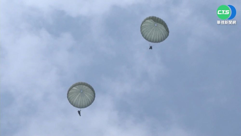 帥!航特例行訓練 60多名傘兵輪番從天降