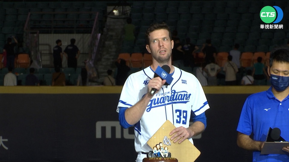 羅力引退被啦啦隊團抱 兒子也想效力悍將