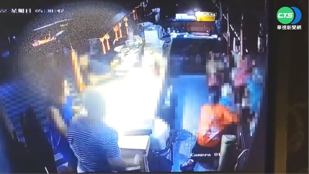 KTV女店員遭醉客痛毆在地 旁人勸阻也被推