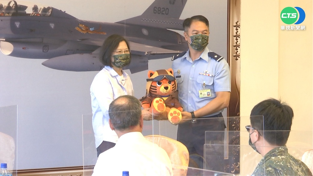 總統勗勉花蓮國軍 致贈中秋加菜金