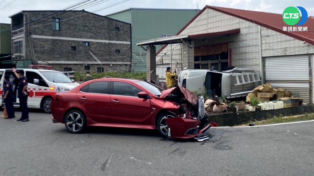 高雄驚悚車禍! 廂型車失控轉向撞民宅