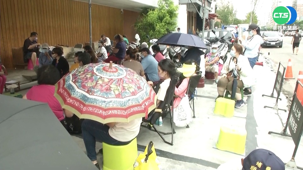 秋節近!搶買蛋黃酥 名店又見"人肉貪食蛇"