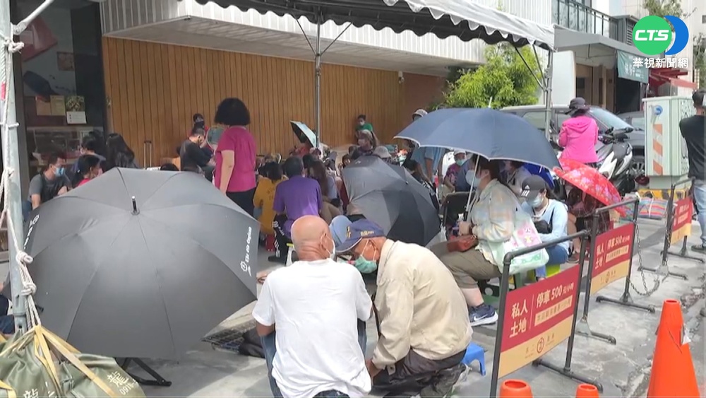 中台灣蛋黃酥名店 排隊潮如"人肉貪食蛇"