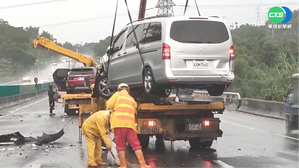 天雨路滑釀禍 國道三號21車連環撞2傷