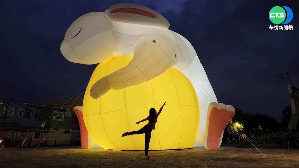 冬山玉兔抱月點燈 火箭.飛碟相伴 民眾搶拍!