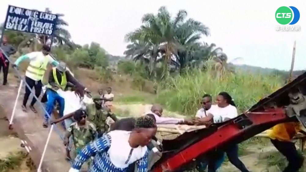 剛果行人天橋落成典禮! 官員剪綵"瞬間崩塌"