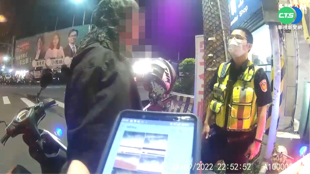 "帶刀"騎士遇盤查飆粗口 安全帽襲警遭壓制