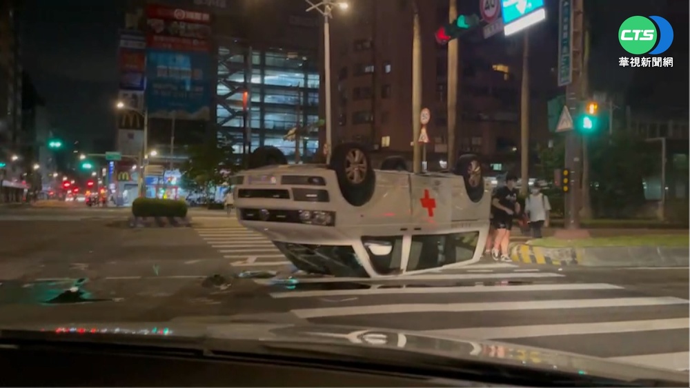 小黃攔腰撞上 救護車當場翻覆四輪朝天