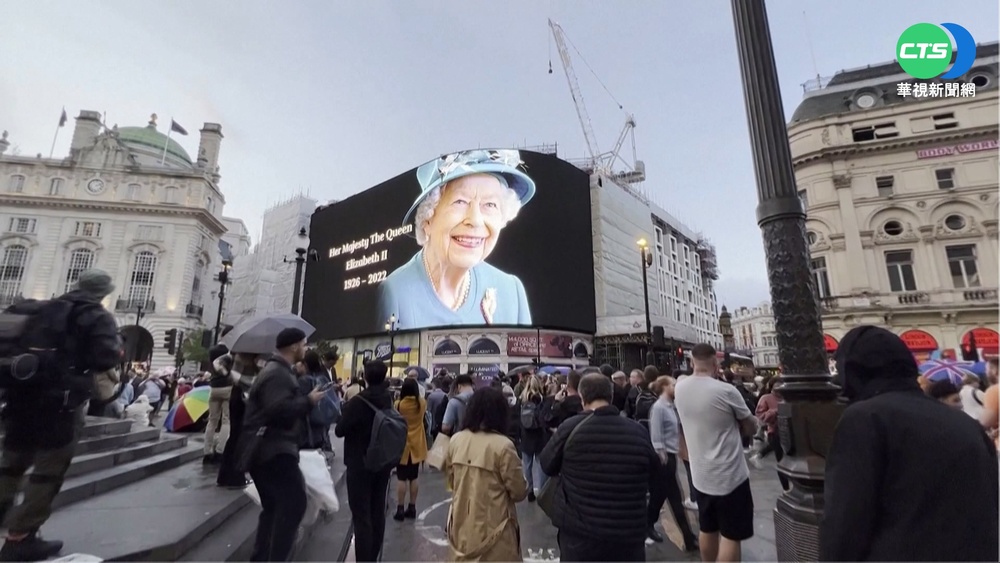 英國女王逝世! 民眾獻花致敬不捨落淚