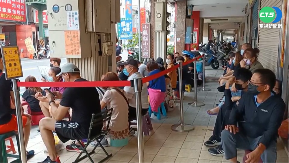 蛋黃酥名店現場開賣 民眾排9小時搶頭香!