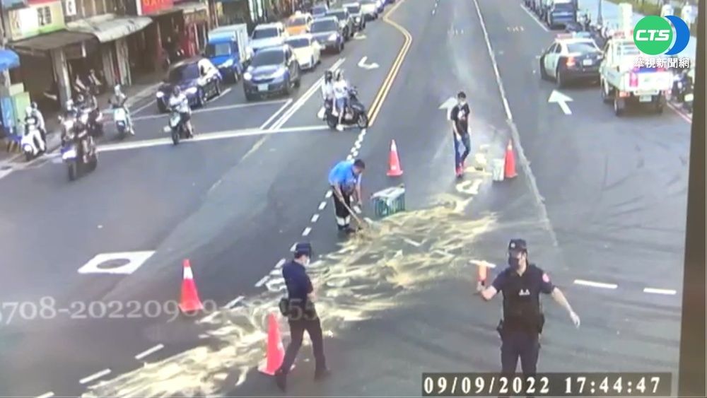 美式餐車沿路漏炸油 3機車打滑7人傷