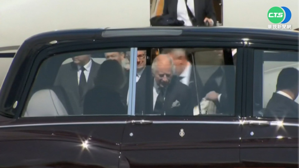 英人迎接新國王! 查爾斯返抵白金漢宮