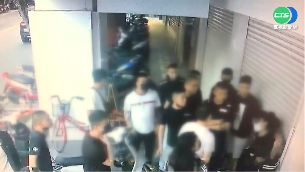 連假嗨唱變當街大亂鬥! 警出動快打壓制