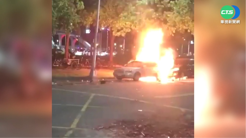 中秋燃放炮竹釀禍? 高雄路邊2車陷火海