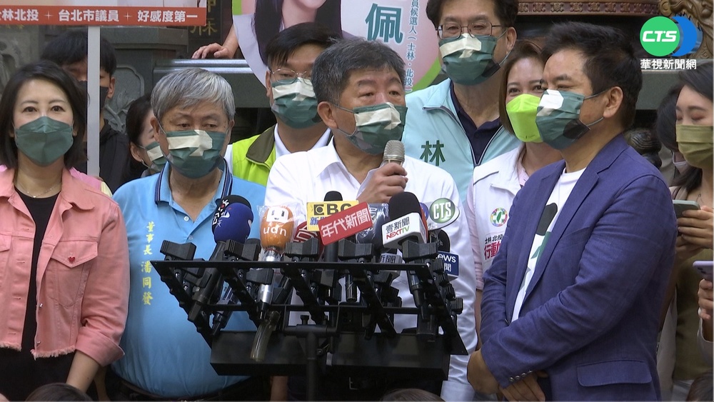 挨批"不會抱小孩" 陳時中秀"年輕慈父照"