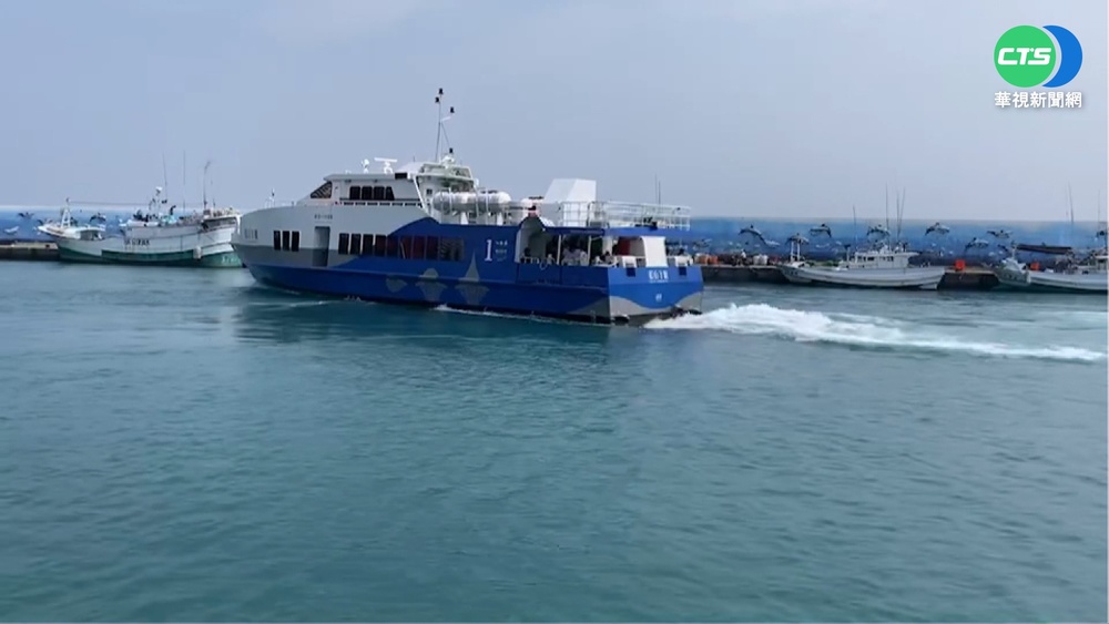 梅花攪局東琉線明剩1船班 遊客擠爆碼頭