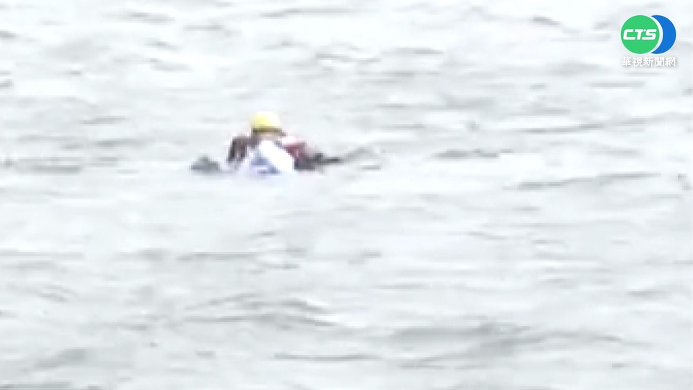 釣客颱風天落海! 緊抱保冰箱幸運獲救