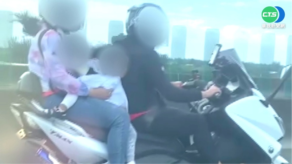 誇張!重機4貼騎快速道路 2童沒戴安全帽