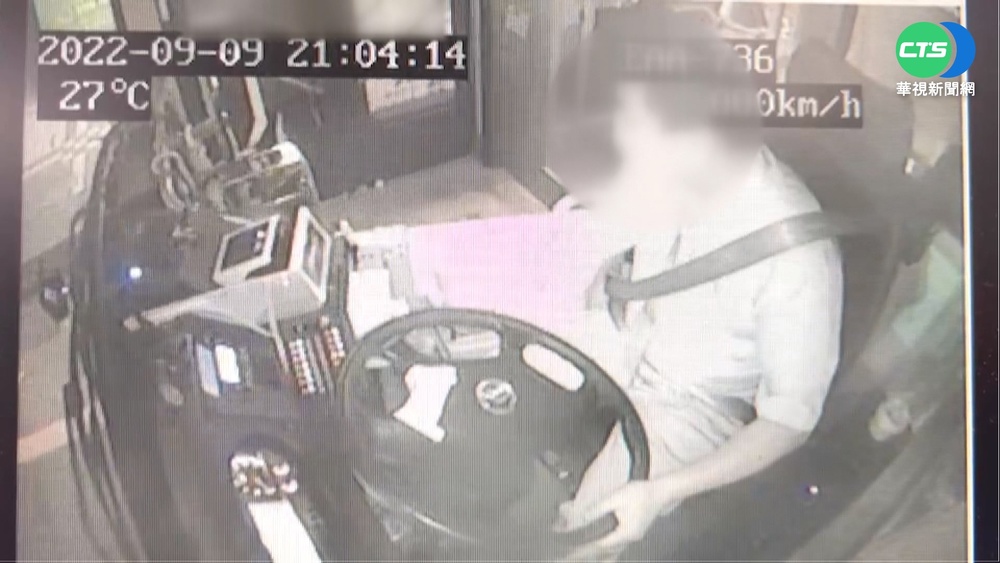 台南公車到站"不開門" 乘客自行推門遭喝斥