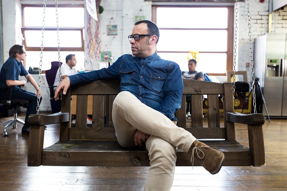 醫師曝翹腳4害處：恐影響排尿功能和床事、減少精子