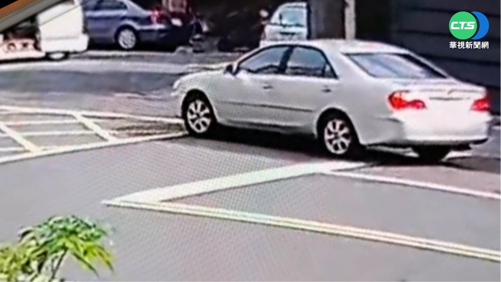 情侶當街爭執! 女子遭汽車拖行再被拉上車