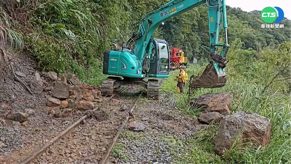 2噸重落石崩落 撞上行駛中平溪線火車