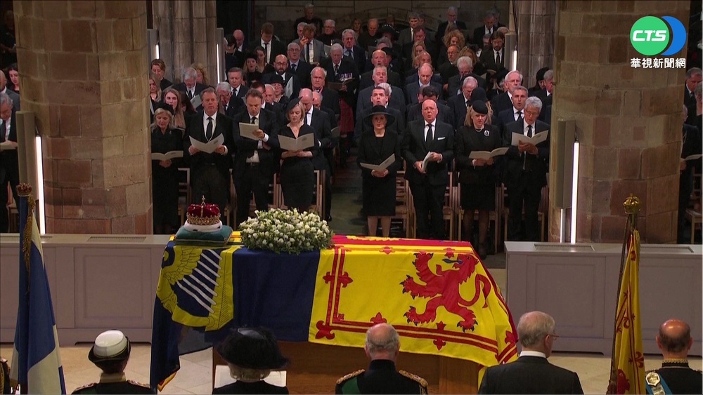 女王停靈聖吉爾斯大教堂 英王攜弟妹"守夜"