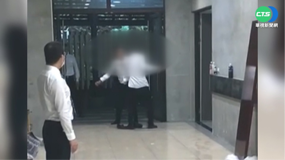 二殯內上演全武行! 2抬棺人員揮拳互毆