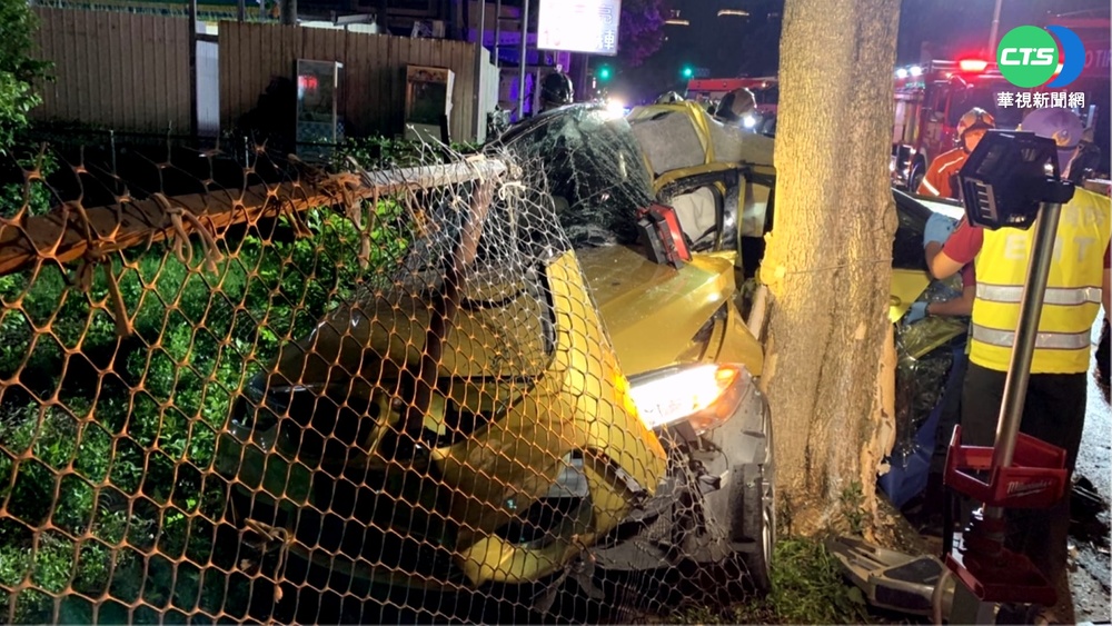 試駕百萬跑車自撞路樹全毀 2死1重傷