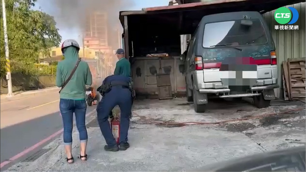 騎到一半燒起來! 女騎電動單車突自燃剩骨架