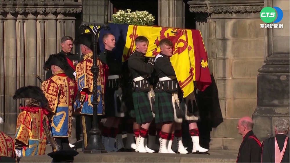 永別蘇格蘭!英女王移靈倫敦 萬人冒雨迎接